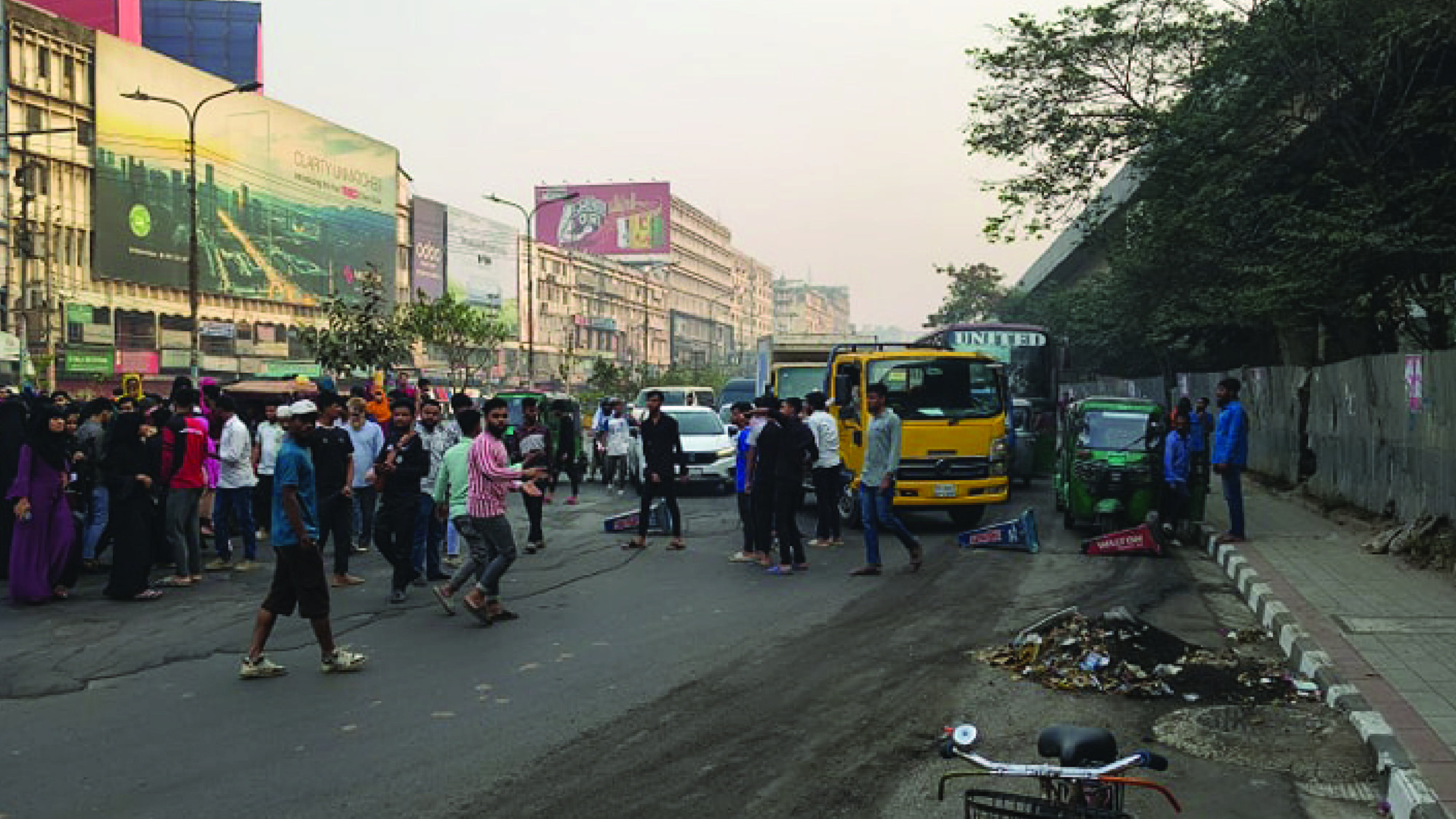 দুর্ঘটনায় সহকর্মী নিহত, বনানীতে সড়ক অবরোধ পোশাক শ্রমিকদের