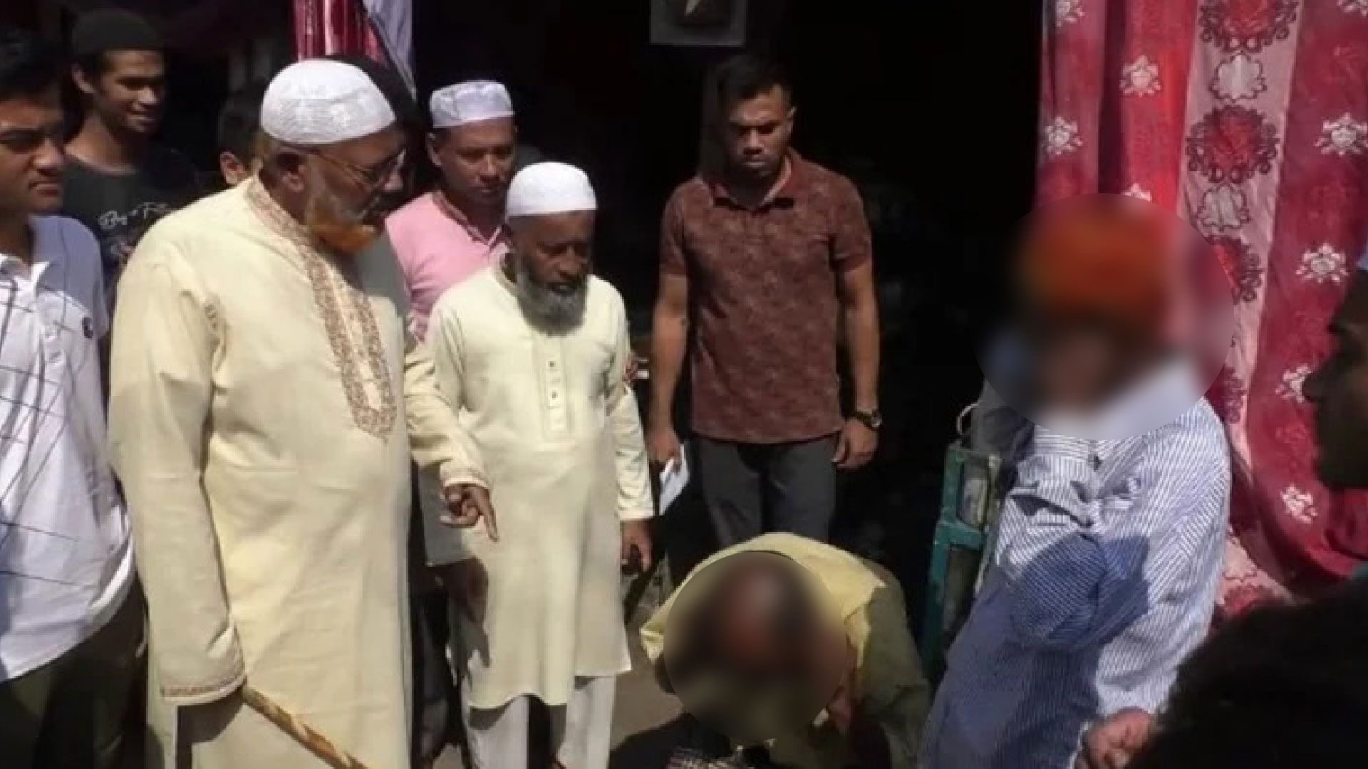 দিনের বেলায় খাবার খাওয়ায় যুবক-বৃদ্ধদের কান ধরে উঠবস