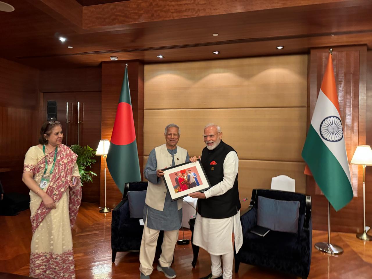 মোদিকে যে ছবি উপহার দিলেন ড. ইউনূস