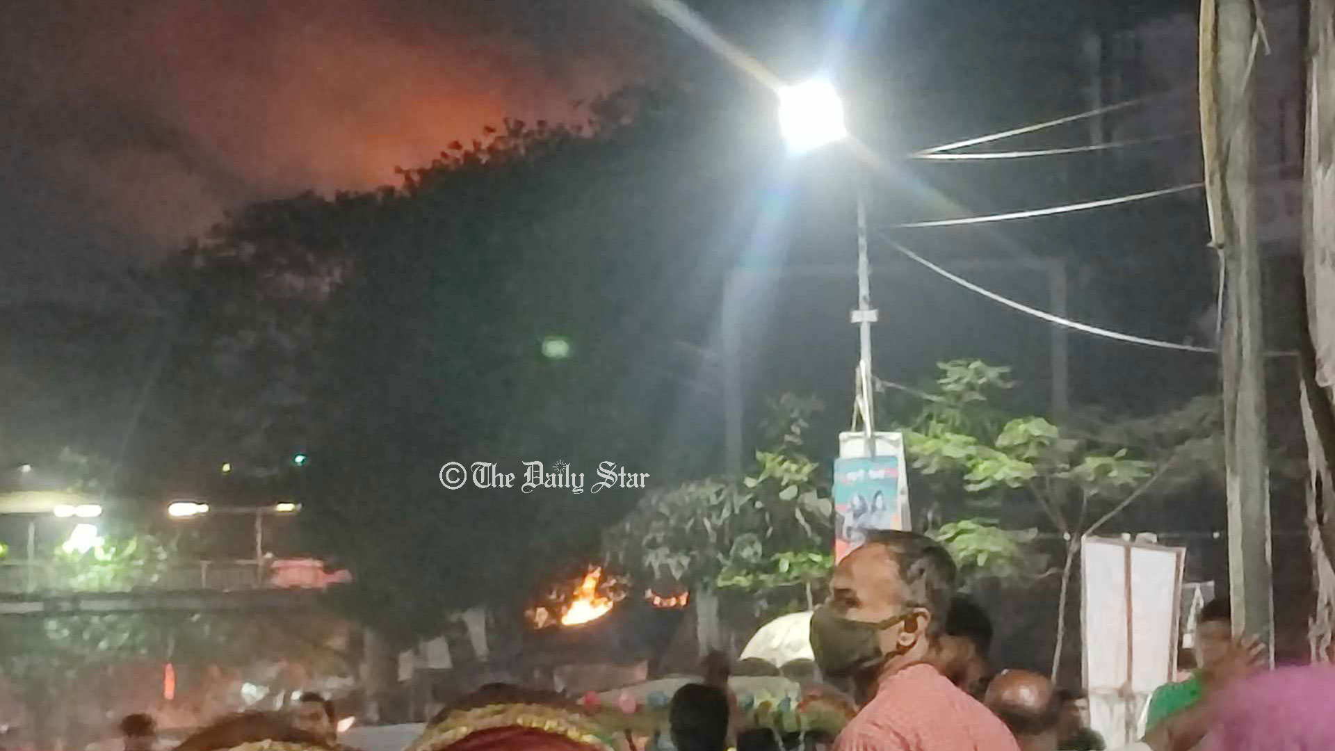 শাহবাগে ফুলের দোকানে আগুন, নিয়ন্ত্রণে ৫ ইউনিট