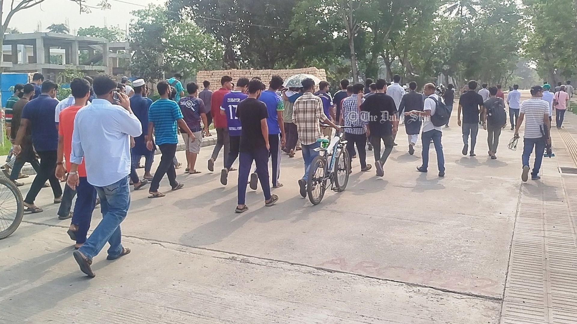 রাত ৮টার মধ্যে হল খোলার আল্টিমেটাম, প্রশাসনিক ভবনের সামনে কুয়েট শিক্ষার্থীরা