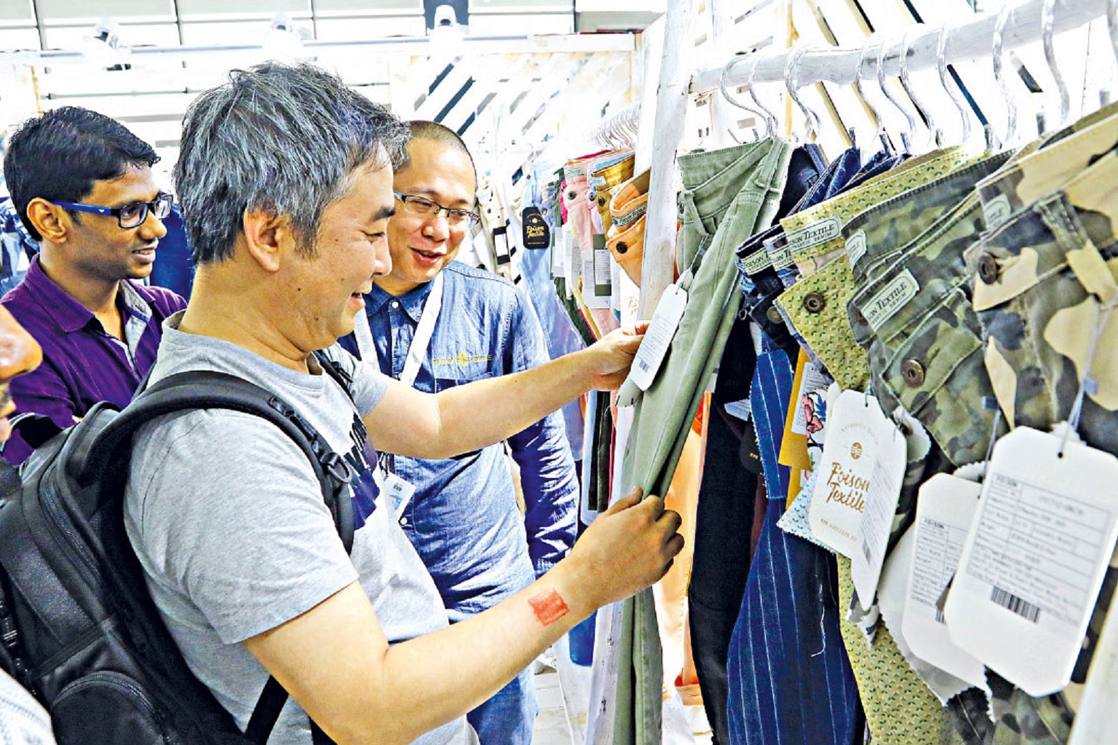 পোশাকের দাম কমাতে চাপ দিতে পারে বিদেশি ক্রেতারা