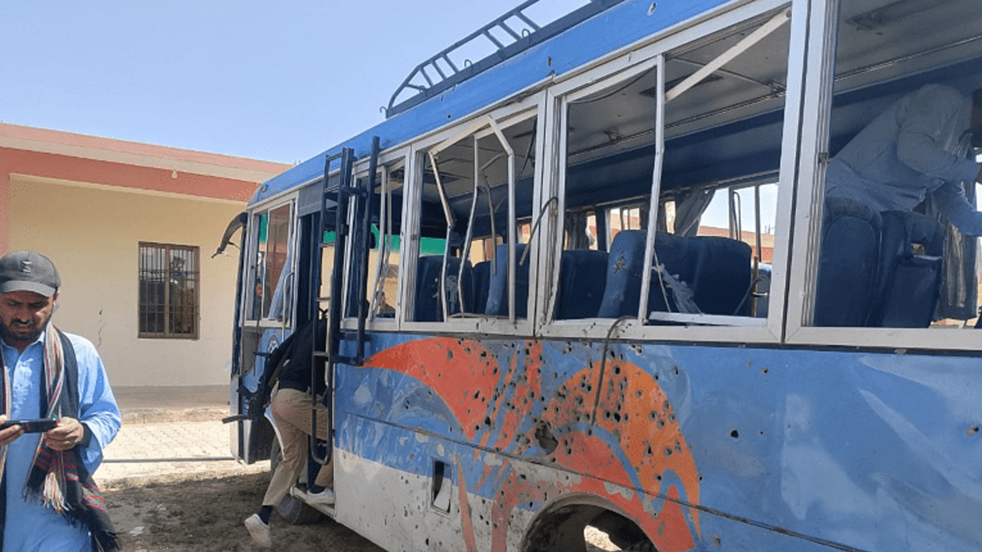 বেলুচিস্তানে পুলিশের গাড়িতে হামলায় নিহত ৩, আহত ১৬