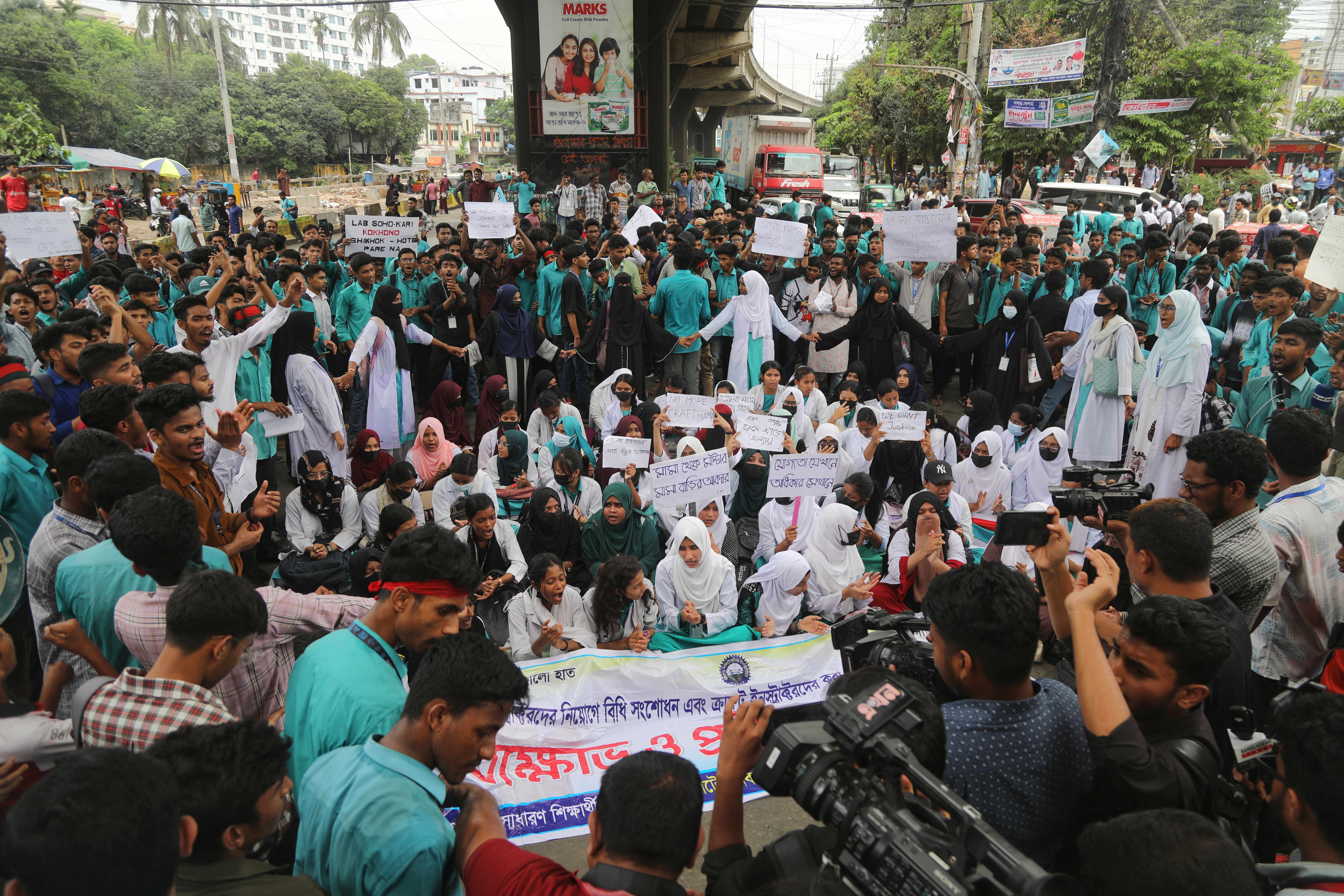 বিভিন্ন জেলায় পলিটেকনিক শিক্ষার্থীদের অবরোধ, যাত্রীদের ভোগান্তি