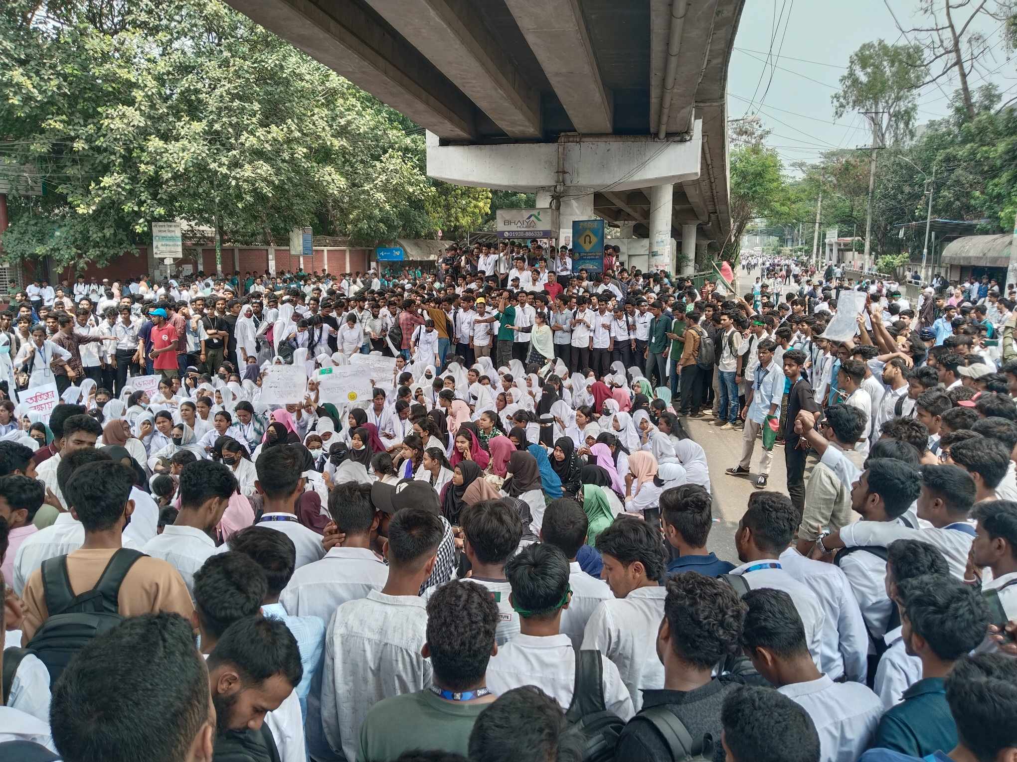 ৬ দফা দাবিতে কারিগরি শিক্ষার্থীদের সাতরাস্তা মোড় অবরোধ
