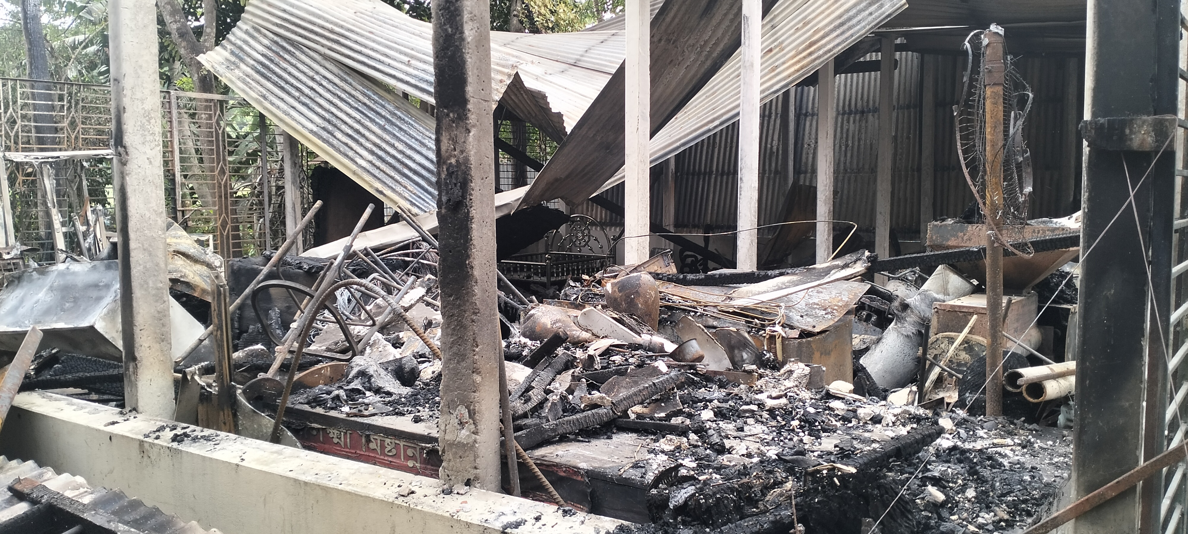 বর্ষবরণের শোভাযাত্রার মোটিফ নির্মাণকারী শিল্পীর বাড়িতে আগুন