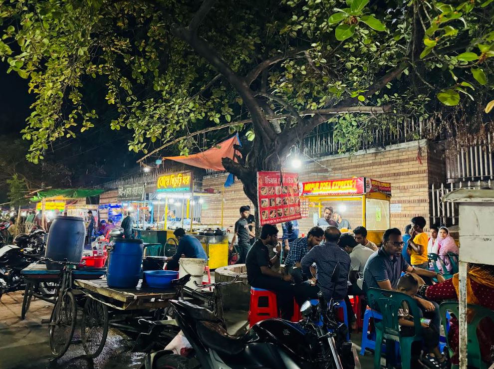 রাত বাড়লেই জমে ওঠে মিরপুরের এই ‘খিচুড়ি রাজ্য’