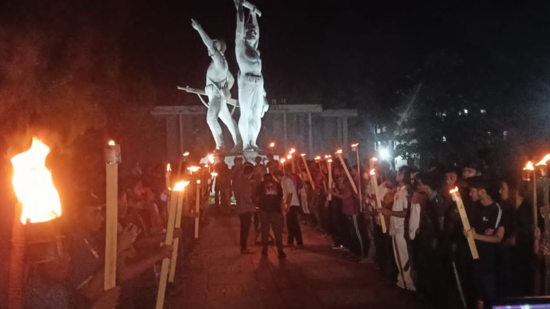 ভিসির পদত্যাগ দাবিতে কুয়েট শিক্ষার্থীদের মশাল মিছিল