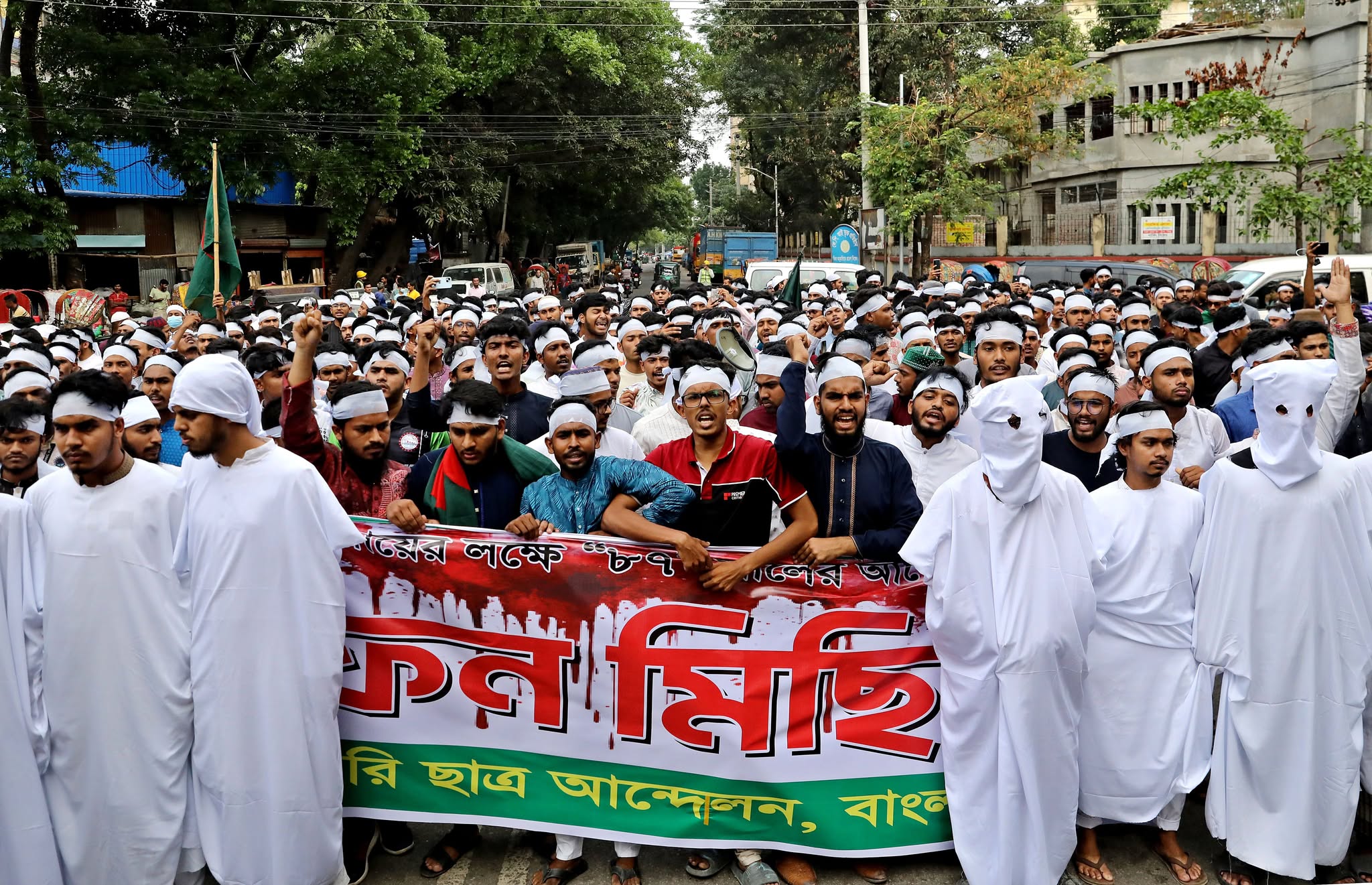 কাফনের কাপড় পরে পলিটেকনিক শিক্ষার্থীদের মিছিল