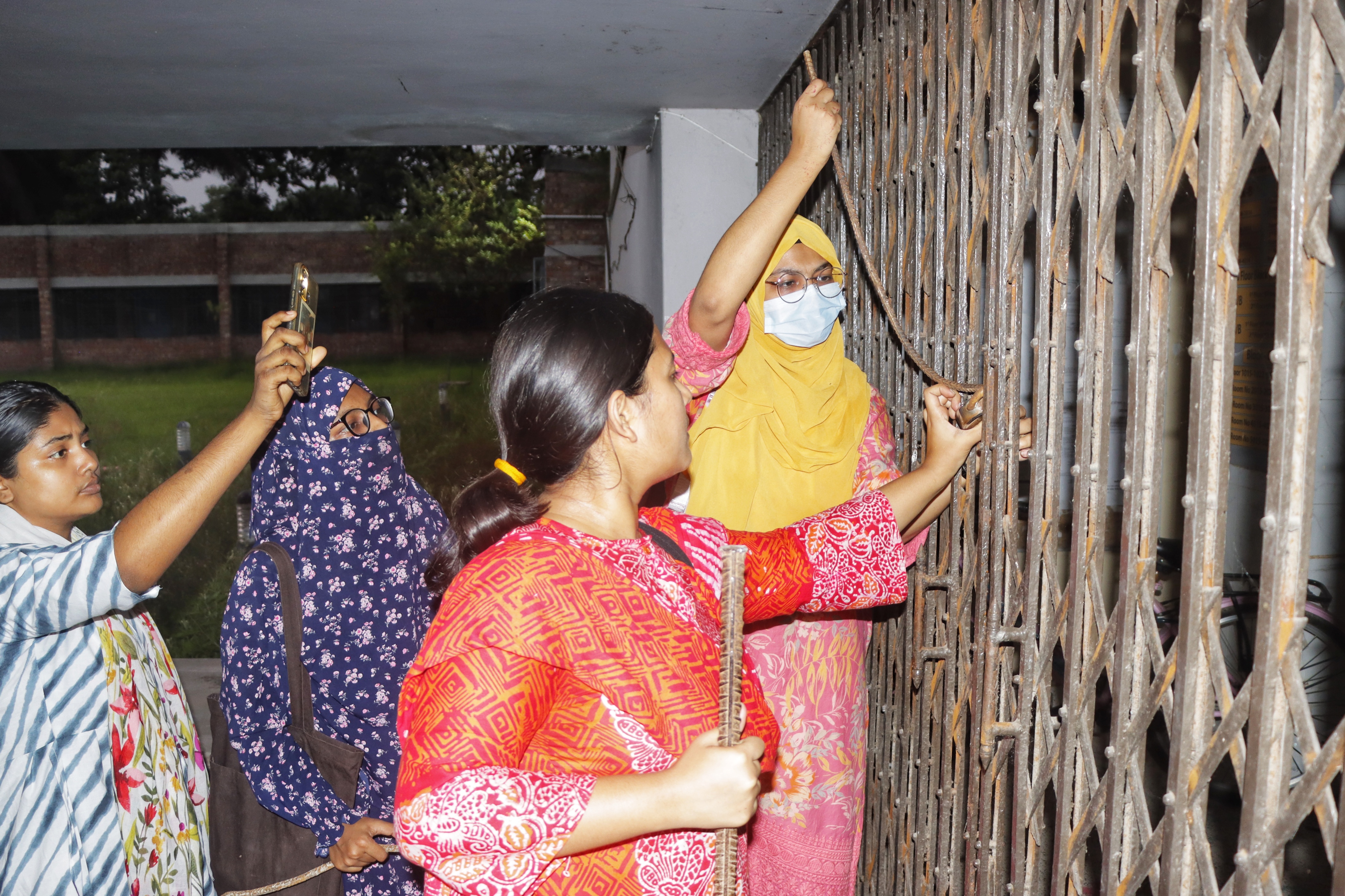 কুয়েটে অনশনের মধ্যেই তালা ভেঙে রোকেয়া হলে প্রবেশ করলেন শিক্ষার্থীরা