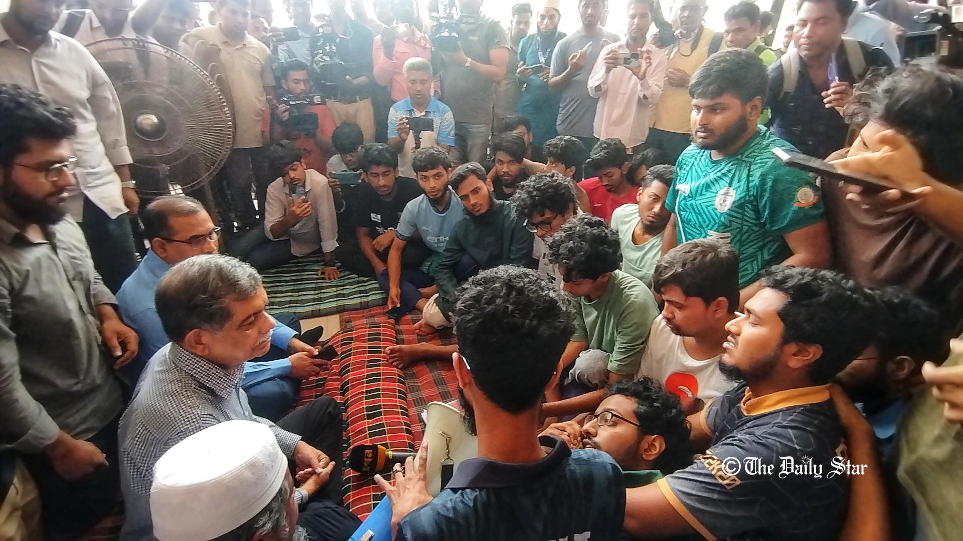 শিক্ষা উপদেষ্টার অনুরোধেও অনড় অনশনরত কুয়েট শিক্ষার্থীরা