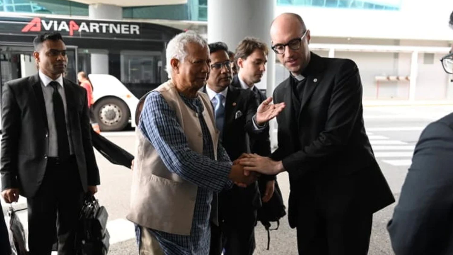 পোপের শেষকৃত্যে যোগ দিতে রোম পৌঁছালেন প্রধান উপদেষ্টা