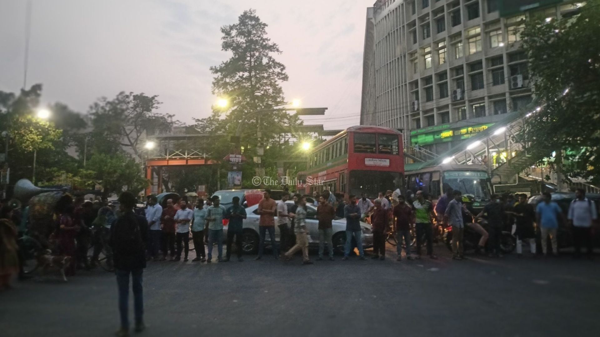 পিএসসি সংস্কারসহ ৮ দাবিতে চাকরিপ্রত্যাশীদের শাহবাগ মোড় অবরোধ