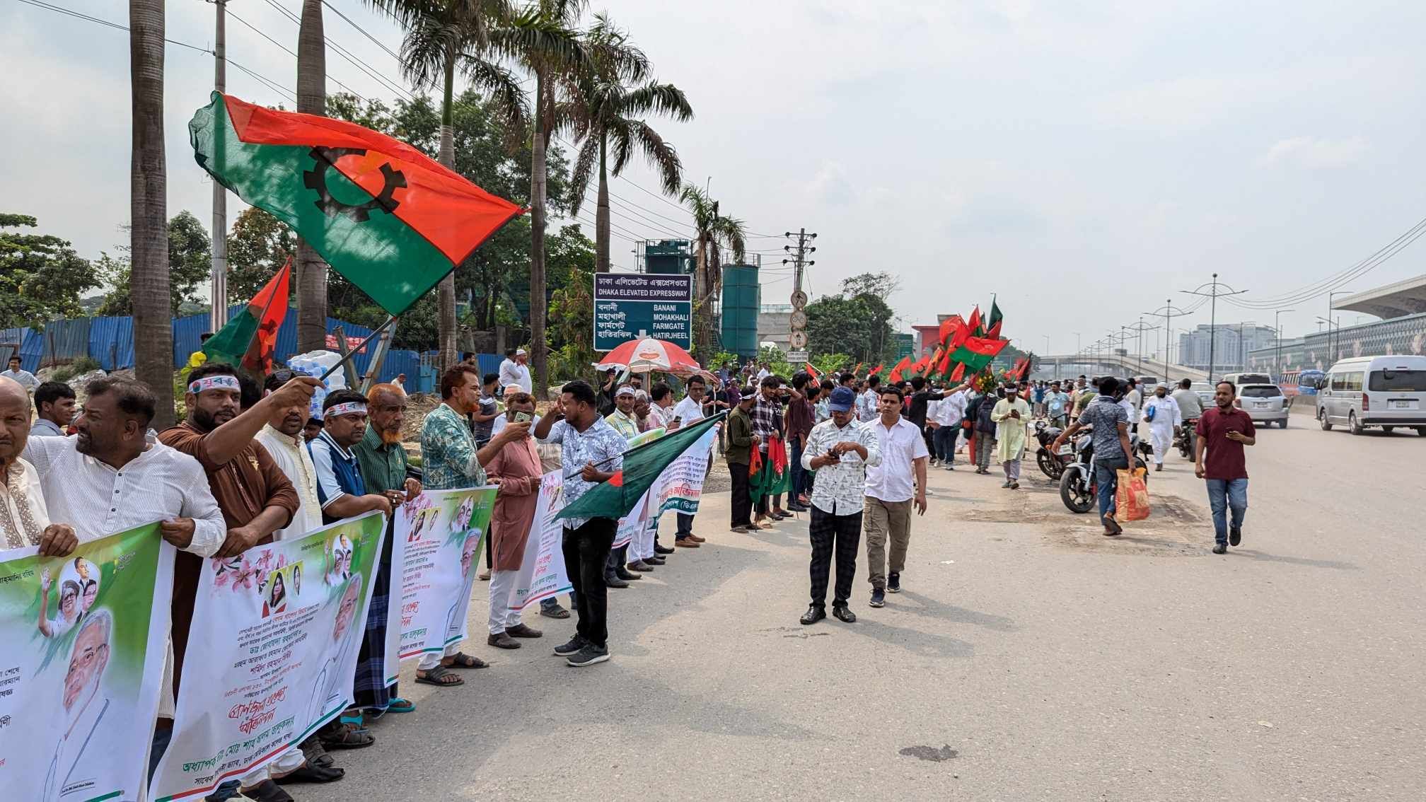 খালেদা জিয়াকে স্বাগত জানাতে বিমানবন্দর সড়কে বিএনপির হাজারো নেতাকর্মী