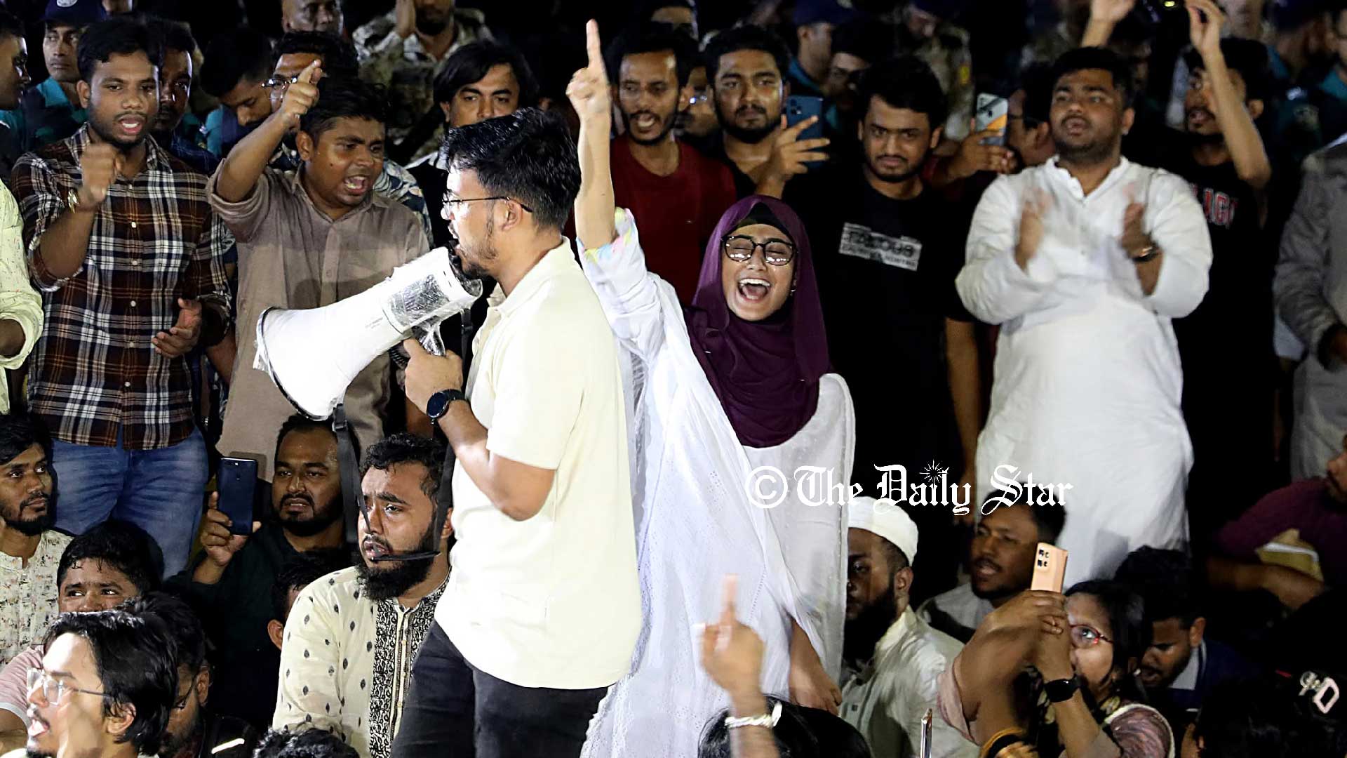 আওয়ামী লীগ নিষিদ্ধের দাবিতে এনসিপির নেতৃত্বে যমুনার সামনে অবস্থান