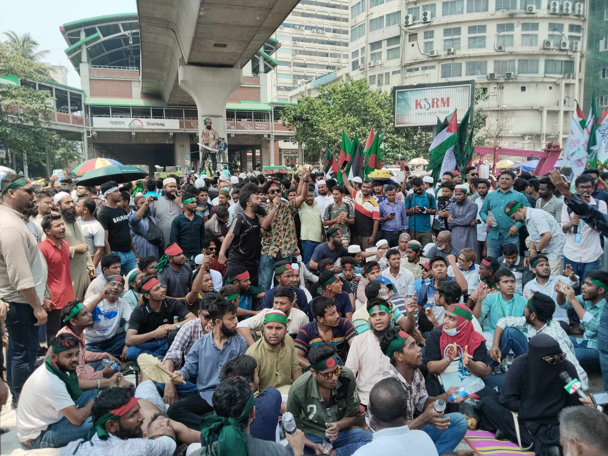 শাহবাগে অবরোধ গড়াল দ্বিতীয় দিনে, গণজমায়েতের জন্য ভিড় বাড়ছে