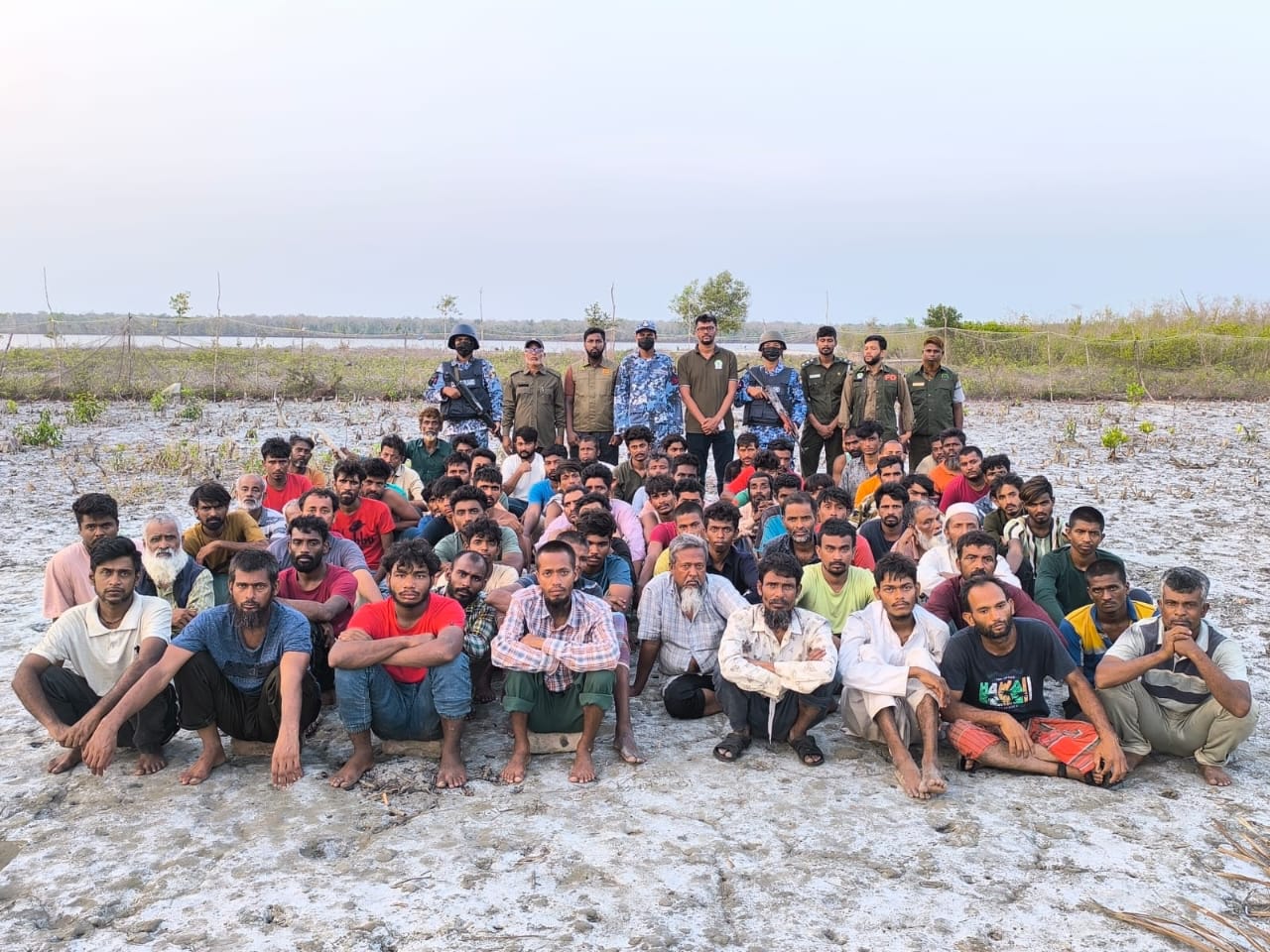 সুন্দরবনে বিএসএফের রেখে যাওয়া ৭৮ জনকে কোস্টগার্ডের কাছে হস্তান্তর, বেশিরভাগই অসুস্থ