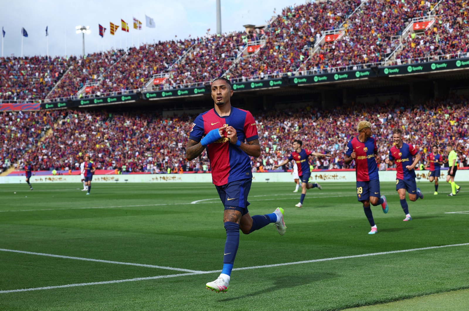 এমবাপের হ্যাটট্রিক ছাপিয়ে জিতে শিরোপার আরও কাছে বার্সেলোনা