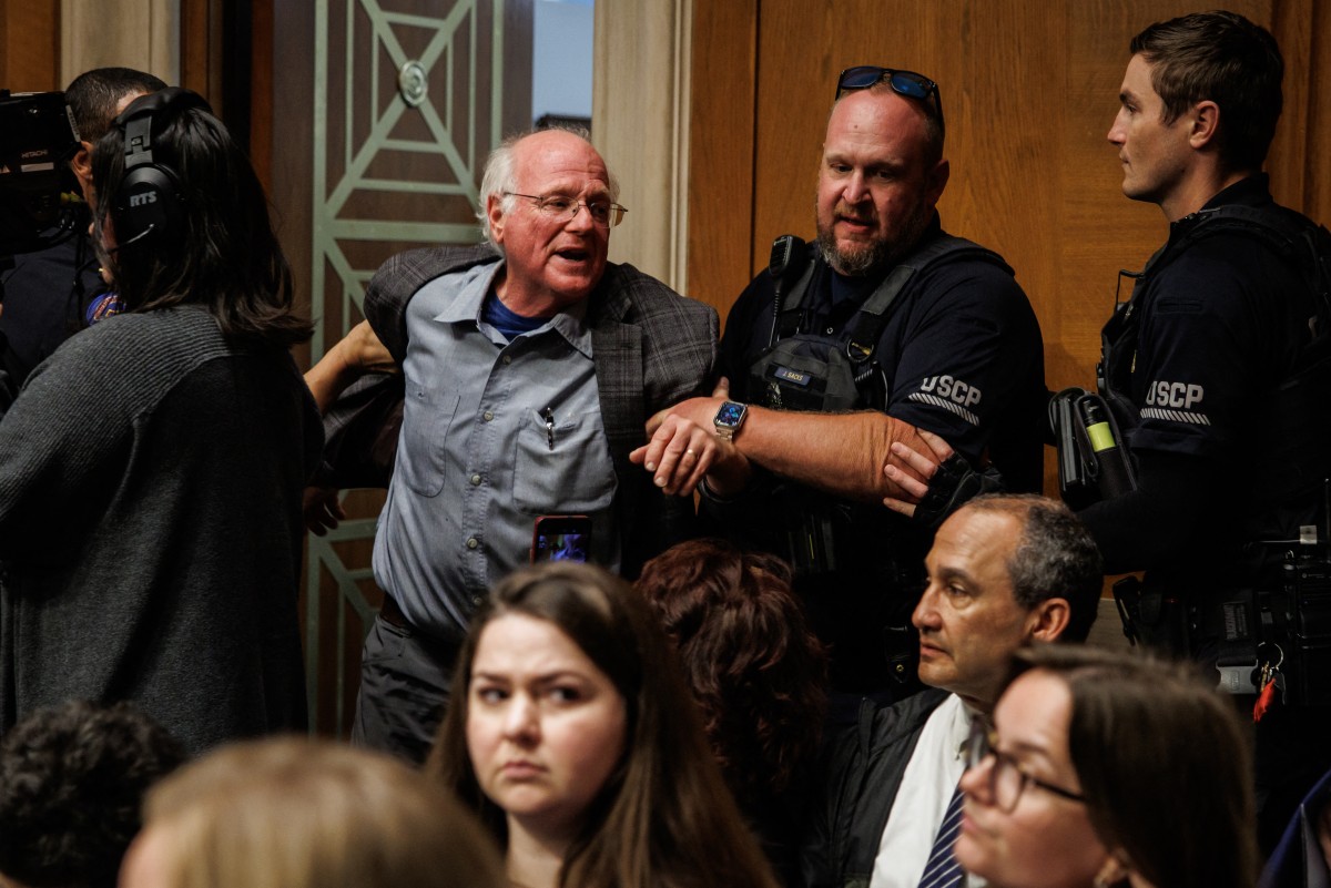 গাজায় ইসরায়েলি গণহত্যার প্রতিবাদ জানিয়ে সিনেট থেকে বহিষ্কার হলেন মার্কিন উদ্যোক্তা