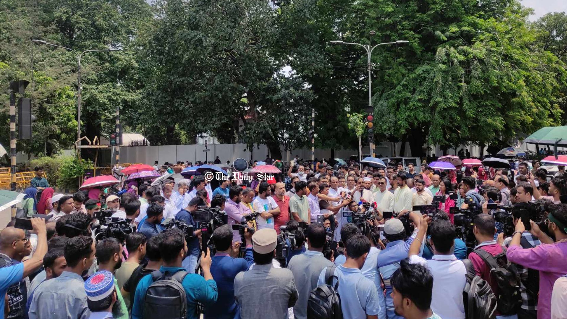 কাকরাইল মোড়ে জবি শিক্ষক-শিক্ষার্থীদের জমায়েত শুরু, চলছে অনশনের প্রস্তুতি