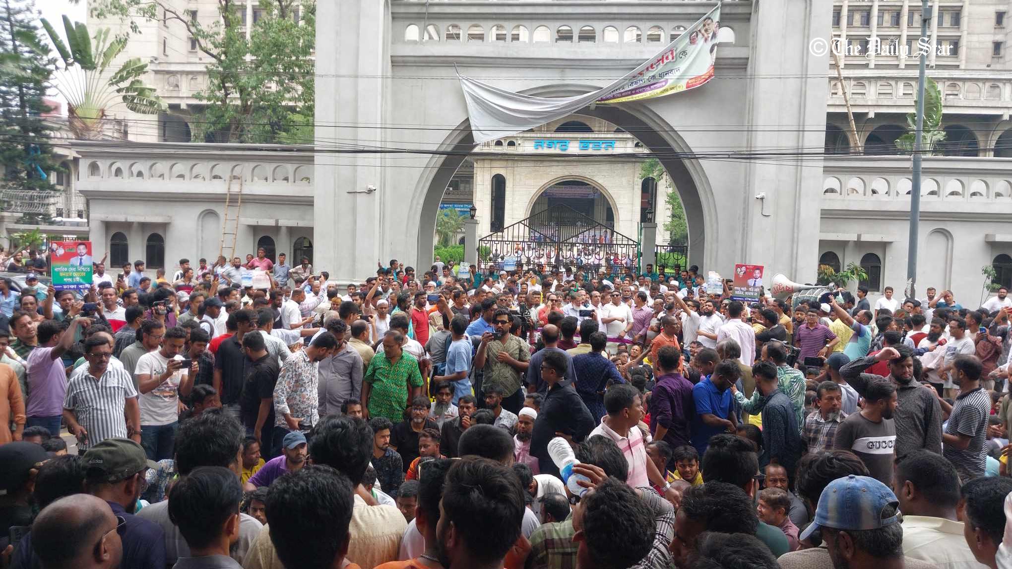 ইশরাকের সমর্থকদের বিক্ষোভ, নগর ভবনের ফটক আজও তালাবদ্ধ