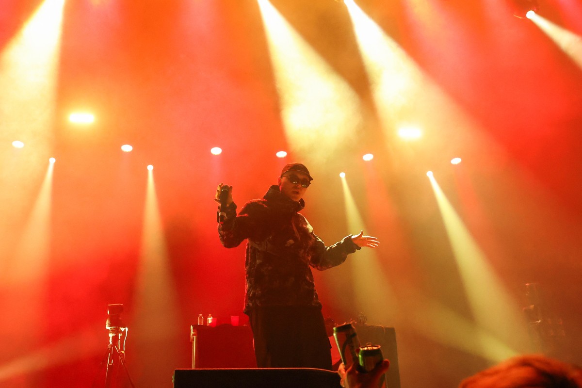 কনসার্টে আইরিশ র‌্যাপারের হাতে হিজবুল্লাহর পতাকা, ‘সন্ত্রাসবাদের’ অভিযোগে মামলা