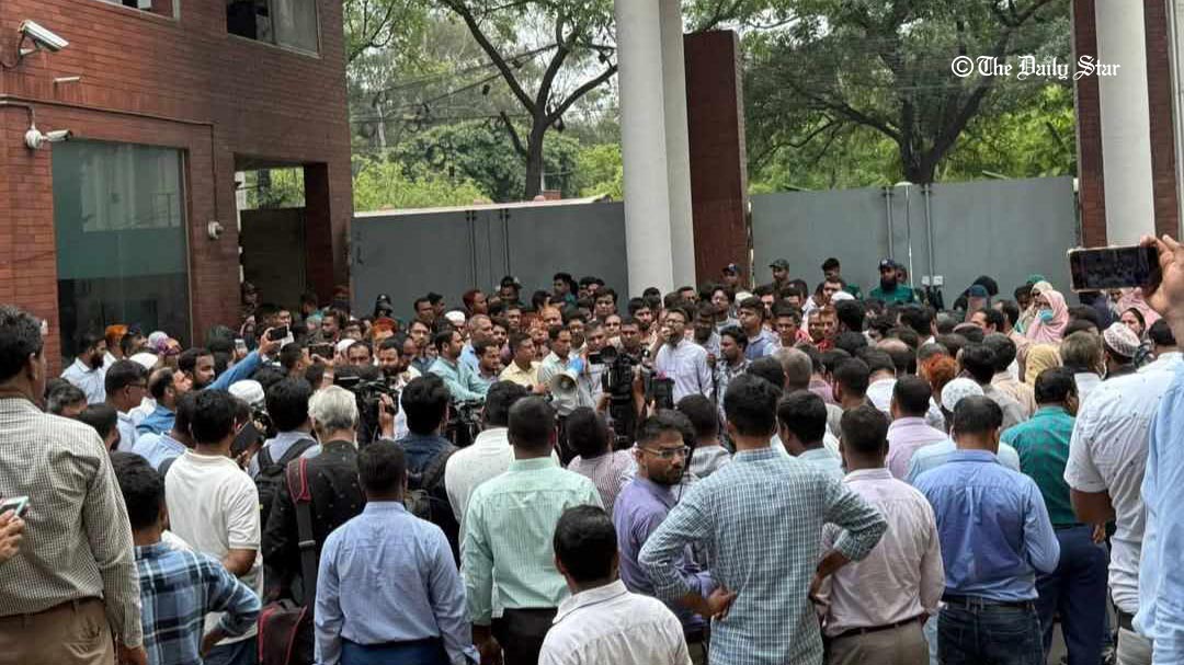 উপদেষ্টাদের সঙ্গে সাক্ষাতেও সমাধান হয়নি, কঠোর আন্দোলনে যেতে পারেন সচিবালয় কর্মচারীরা