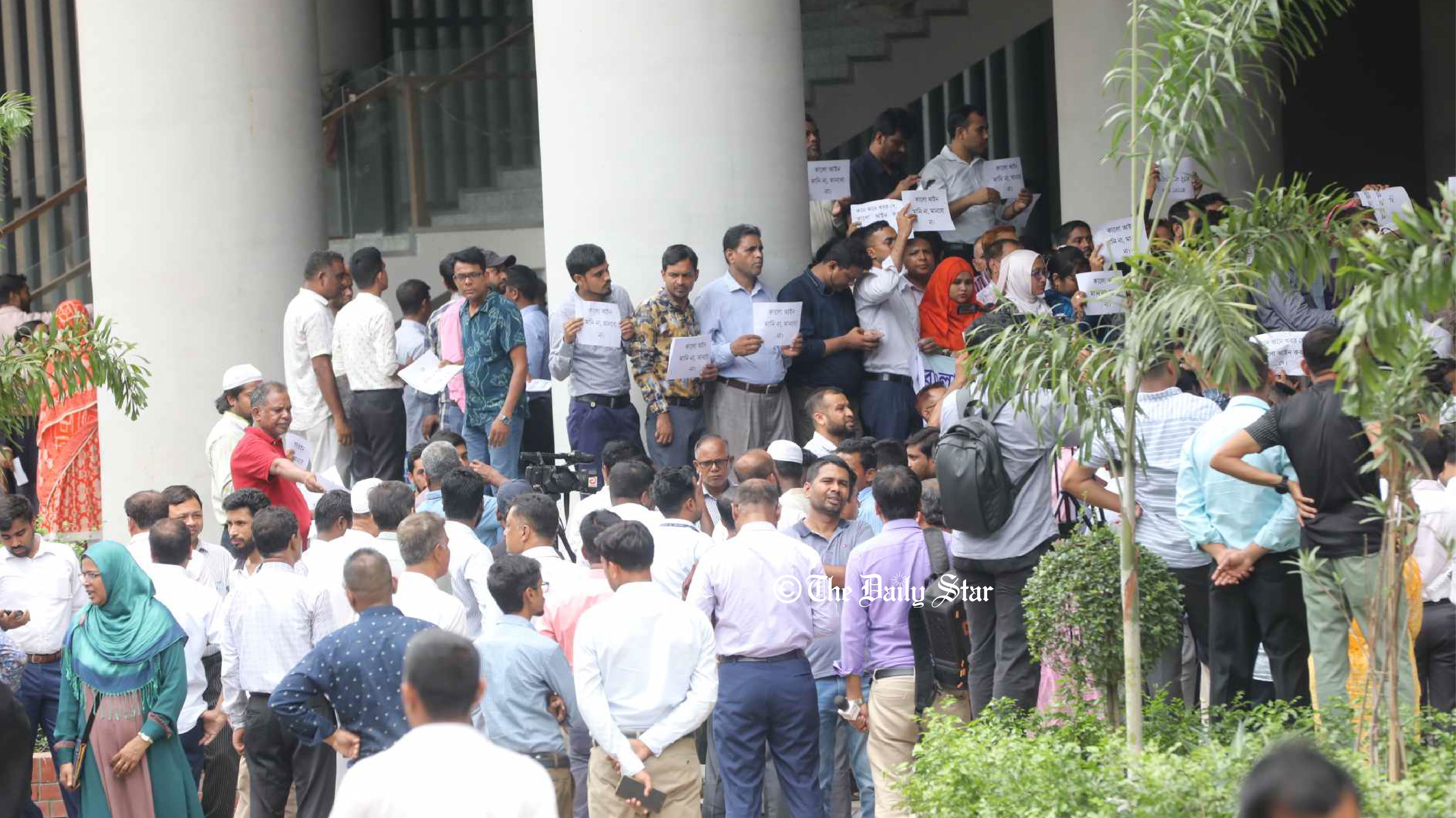 সরকারি চাকরি আইন সংশোধনের প্রতিবাদে সচিবালয়ে আজও বিক্ষোভ-মিছিল