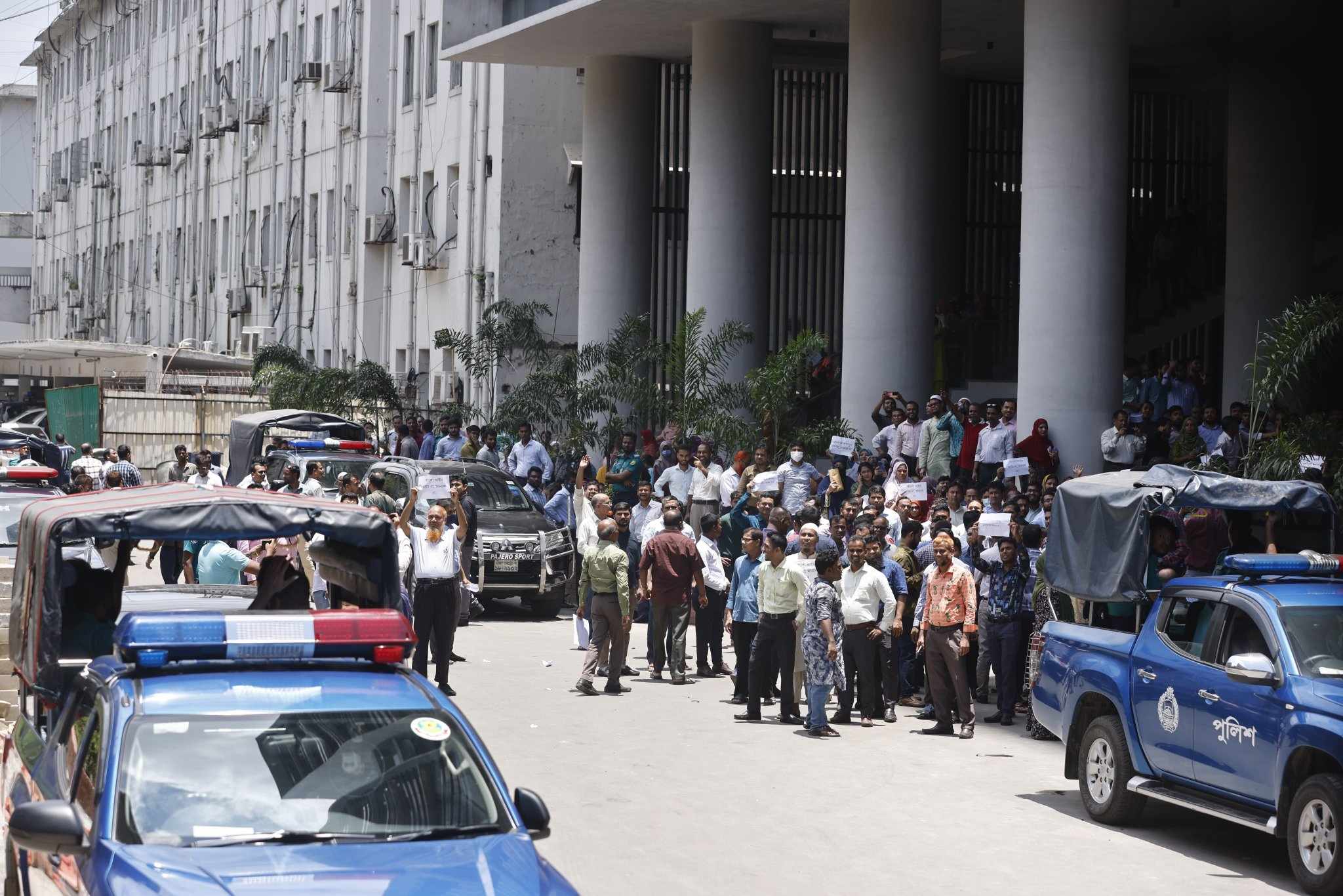 অধ্যাদেশ পুনর্মূল্যায়নের আশ্বাসে সচিবালয়ে কর্মচারীদের আন্দোলনে সাময়িক বিরতি