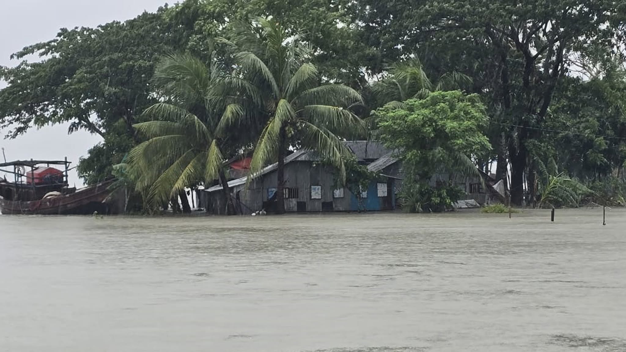 উপকূল অতিক্রম করছে গভীর নিম্নচাপ, প্লাবিত হতে পারে ১৪ জেলা