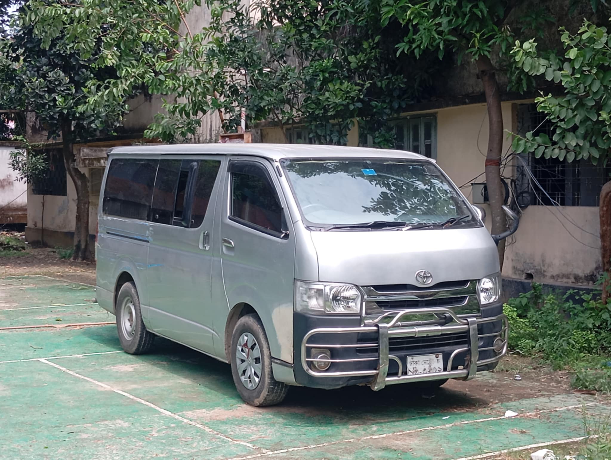 মাইক্রোবাসে ডাকাতি: পুলিশের ধাওয়া, ডাকাতের গুলিতে আহত ১