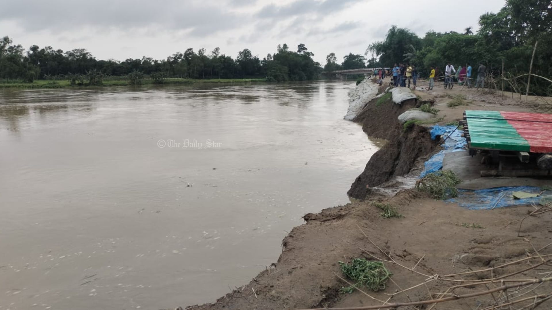 খোয়াই নদীর ৪০০ মিটার বাঁধে ভাঙন, ৫০ গ্রাম প্লাবিত হওয়ার ঝুঁকিতে