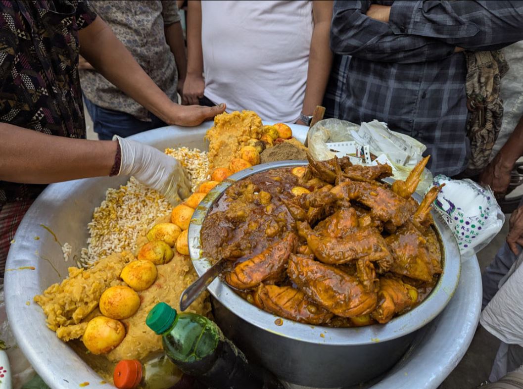 গুলিস্তানের সাচ্চু মামার বিরিয়ানি-স্টাইল ঝালমুড়ি তার গল্পের মতোই ‘স্পেশাল’