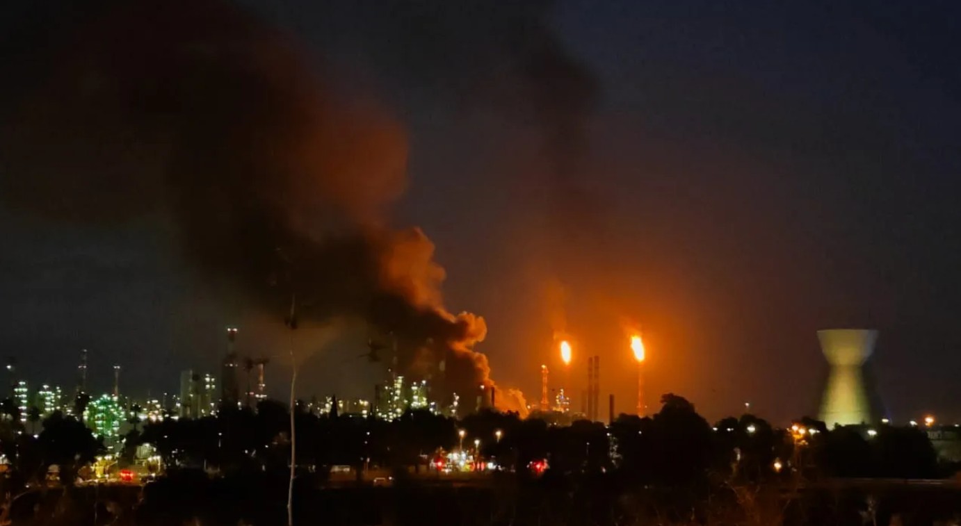 ইরানের হামলায় ইসরায়েলি তেল পরিশোধনাগারের কার্যক্রম বন্ধ