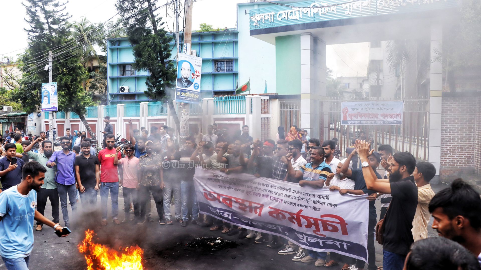 ২৪ ঘণ্টার মধ্যে কেএমপি কমিশনারের অপসারণ দাবিতে কঠোর হুঁশিয়ারি