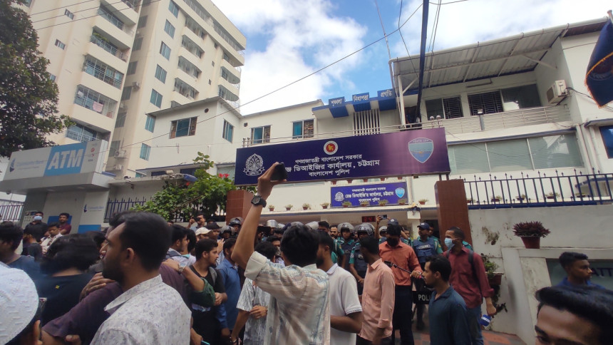 পটিয়ার ওসির প্রত্যাহার দাবিতে বন্দরনগরীতে সড়ক অবরোধ