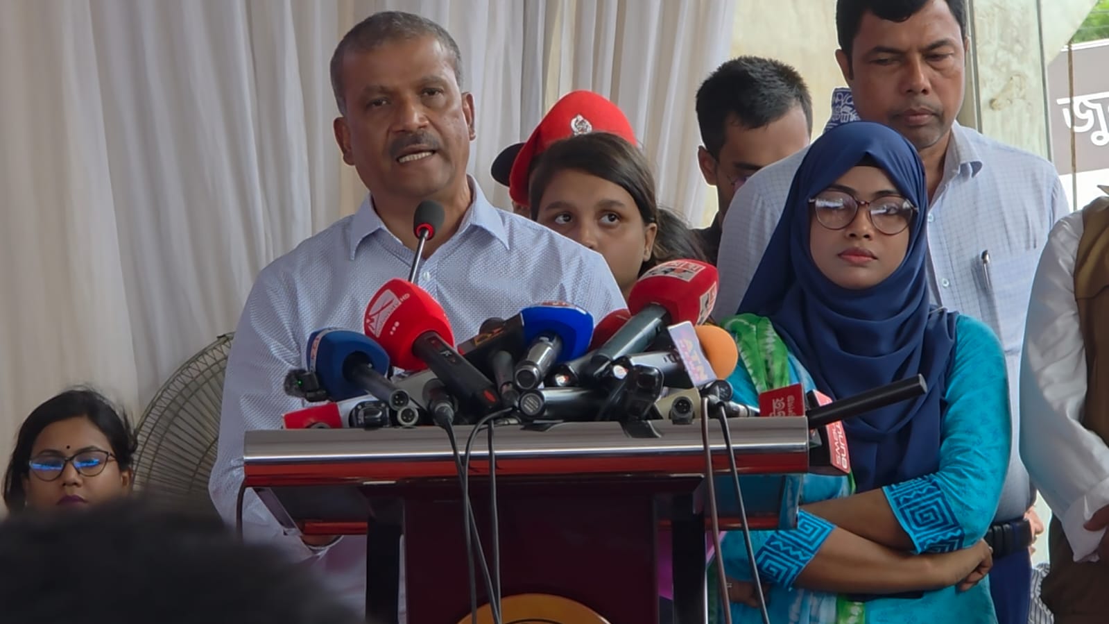 চাঁদাবাজদের বিরুদ্ধে জনগণকে ‘রুখে দাঁড়াতে’ বললেন আইন উপদেষ্টা