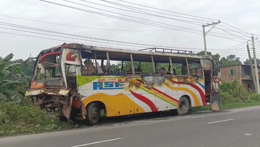 ফরিদপুরে সড়ক দুর্ঘটনায় জব্দ করা বাসে আগুন