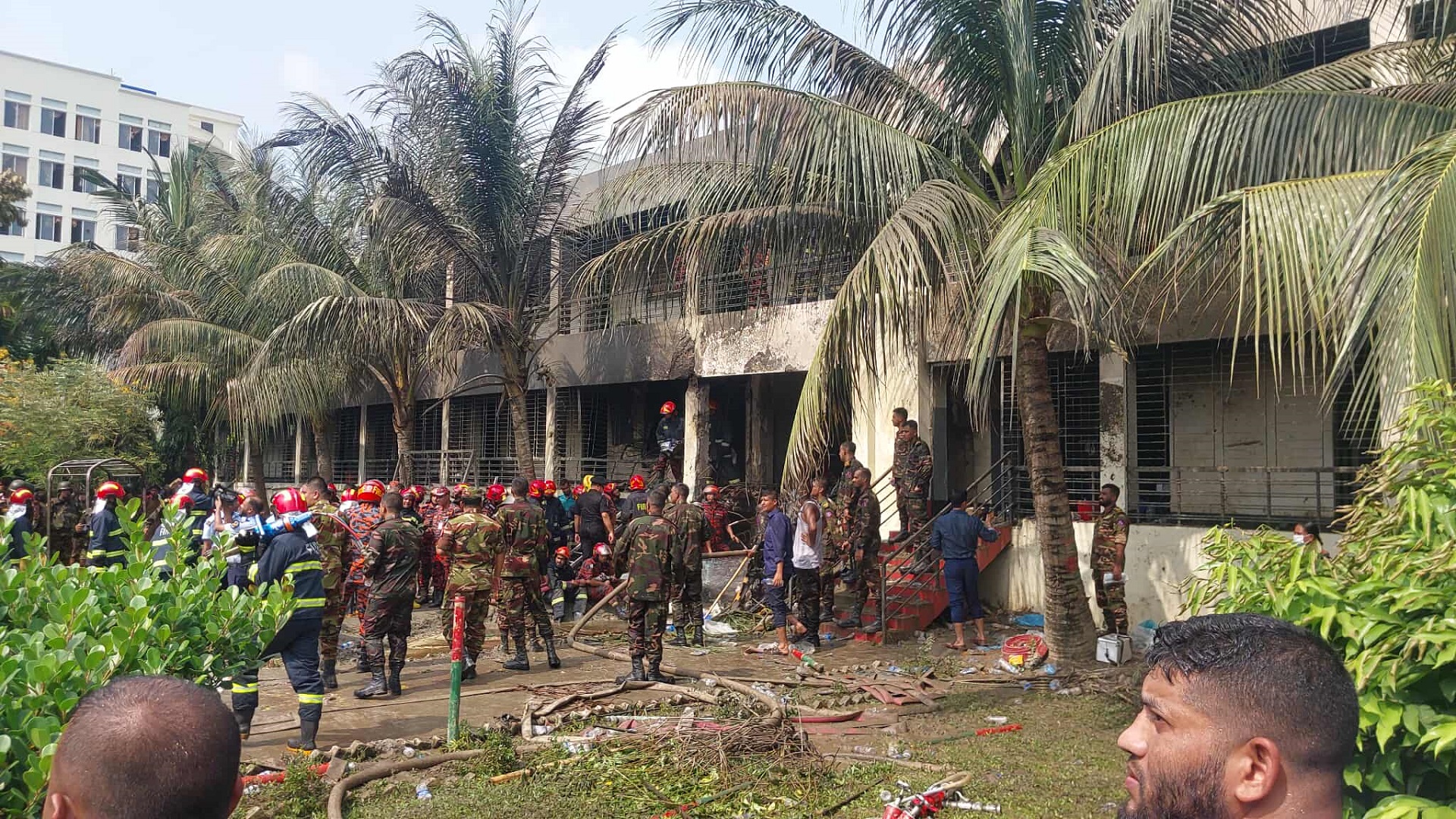 মাইলস্টোনে যুদ্ধবিমান বিধ্বস্ত: আহতদের হাসপাতালে নেওয়া হচ্ছে মেট্রোরেলে