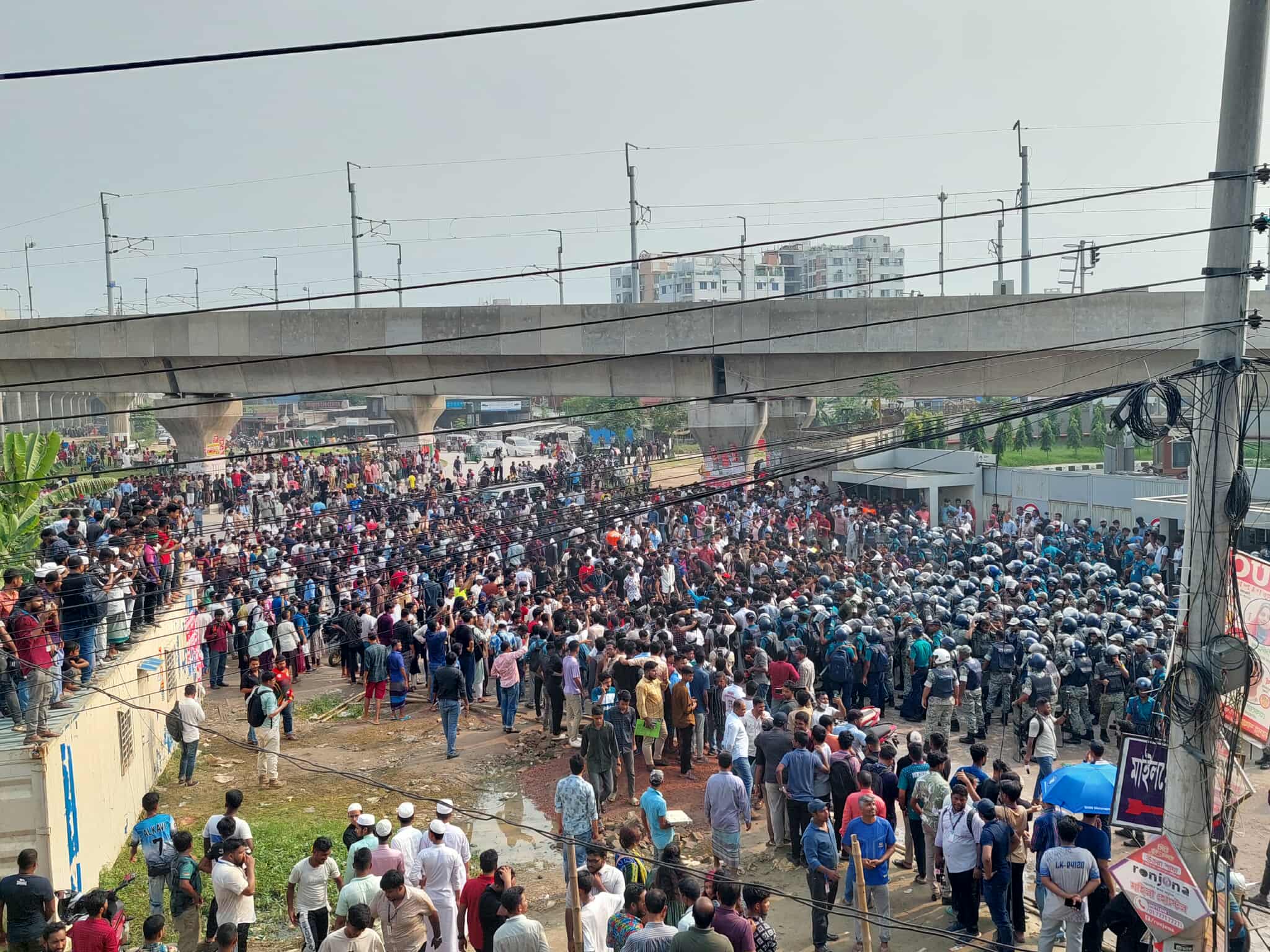 মাইলস্টোন কলেজ থেকে বেরিয়ে আবার বিক্ষোভের মুখে ২ উপদেষ্টা