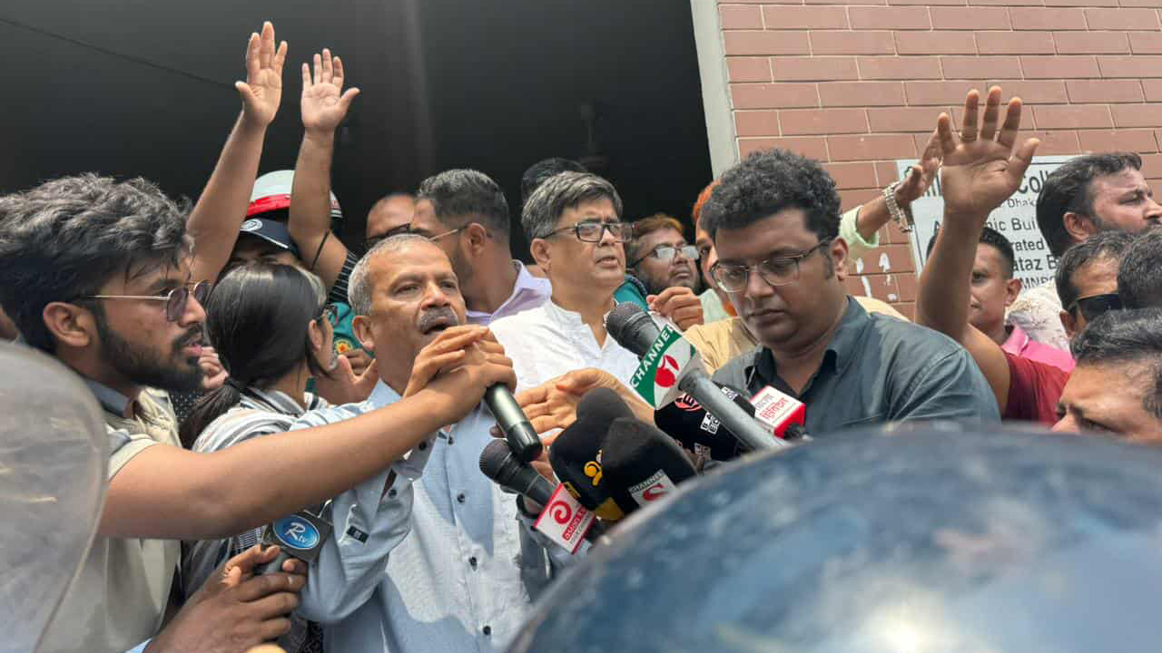 সব দাবি মেনে নিয়েছি বললেন আসিফ নজরুল, বিক্ষোভ চলছে