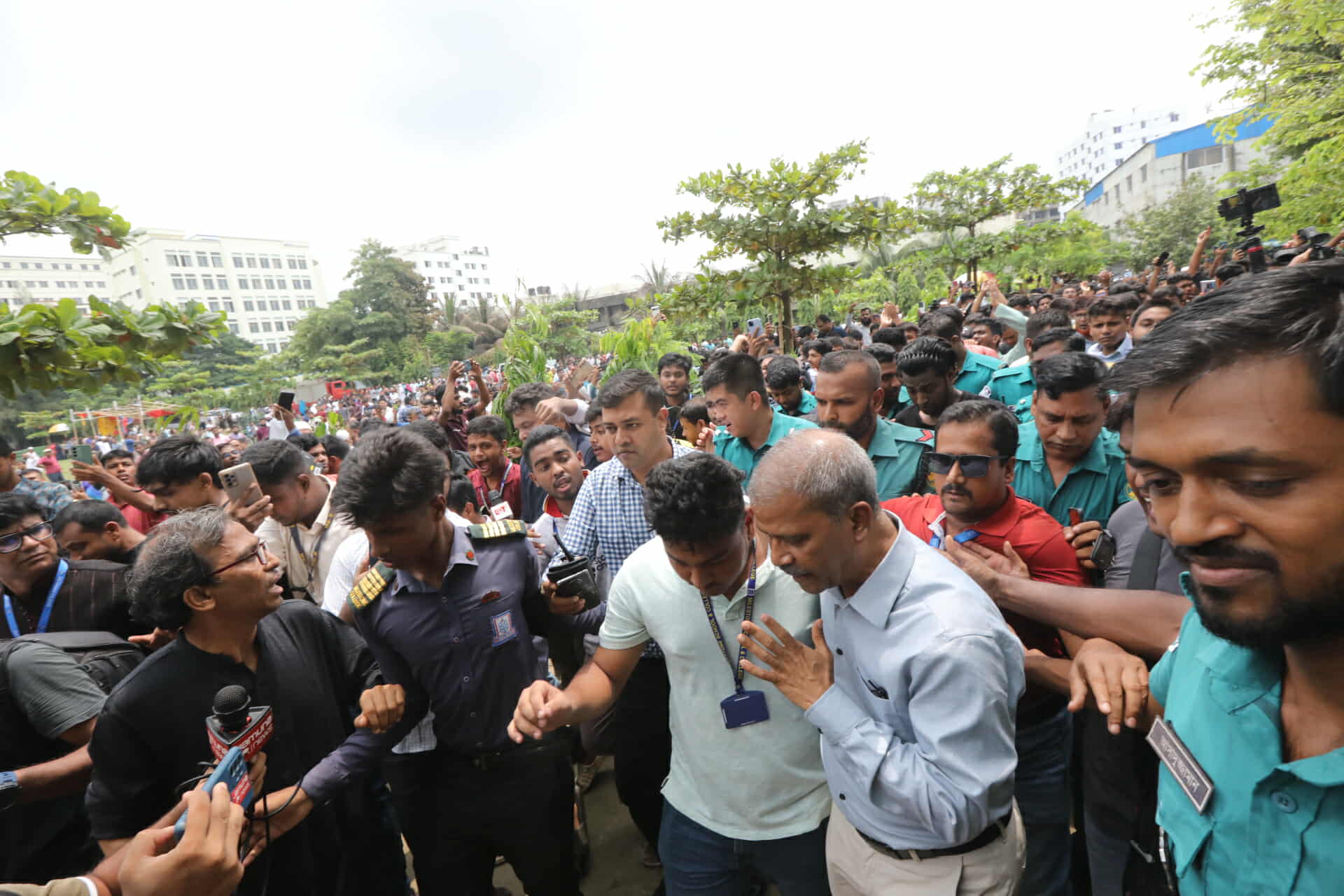 আইন ও শিক্ষা উপদেষ্টার উপস্থিতিতে মাইলস্টোন শিক্ষার্থীদের বিক্ষোভ, বিচার-নিরাপত্তা দাবি