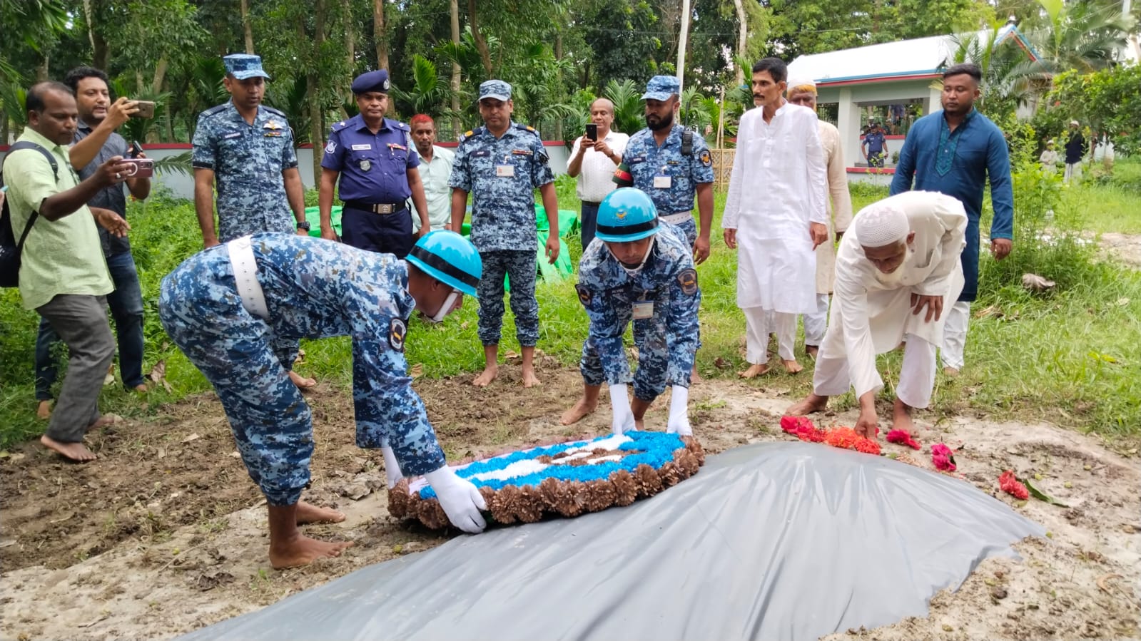 মাইলস্টোন শিক্ষক মাসুকার কবরে বিমানবাহিনীর শ্রদ্ধা