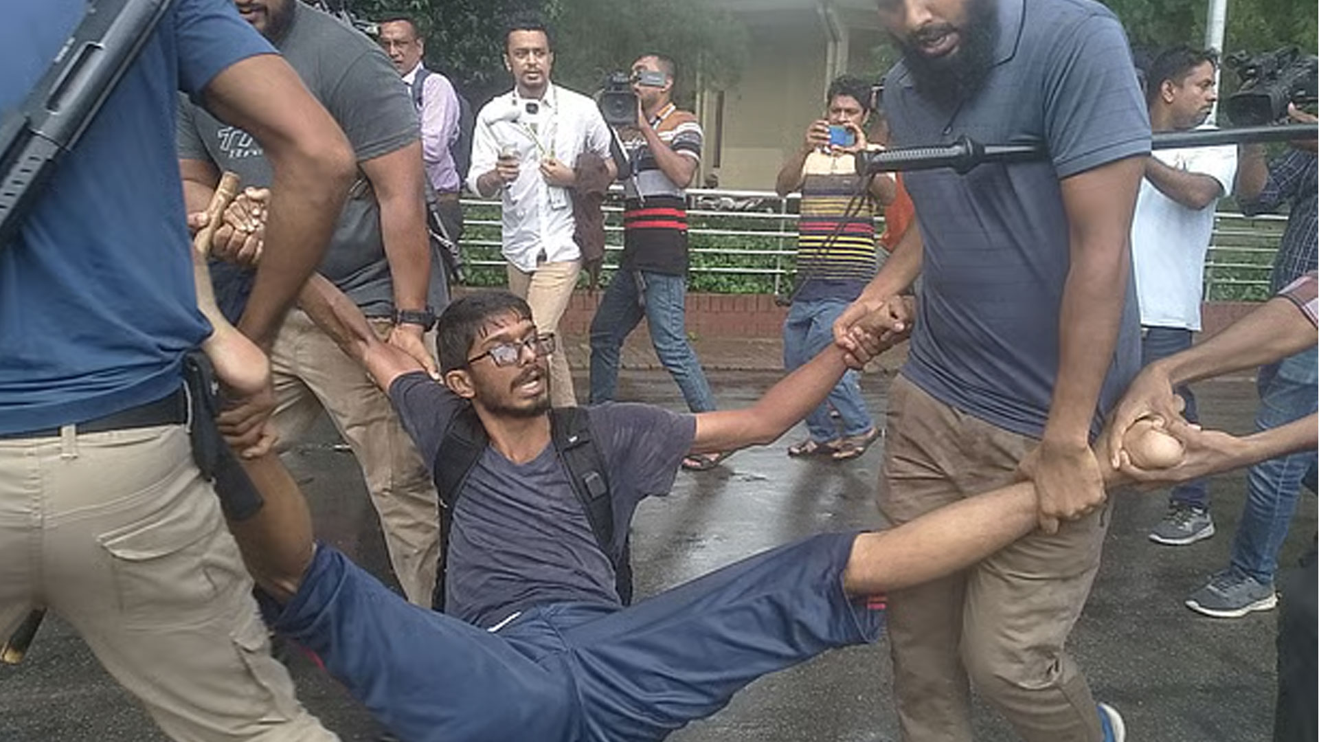 জুলাই ৩২: জামায়াত নিষিদ্ধ করে প্রজ্ঞাপন, ৬ সমন্বয়ক মুক্ত, বিক্ষোভে উত্তাল দেশ