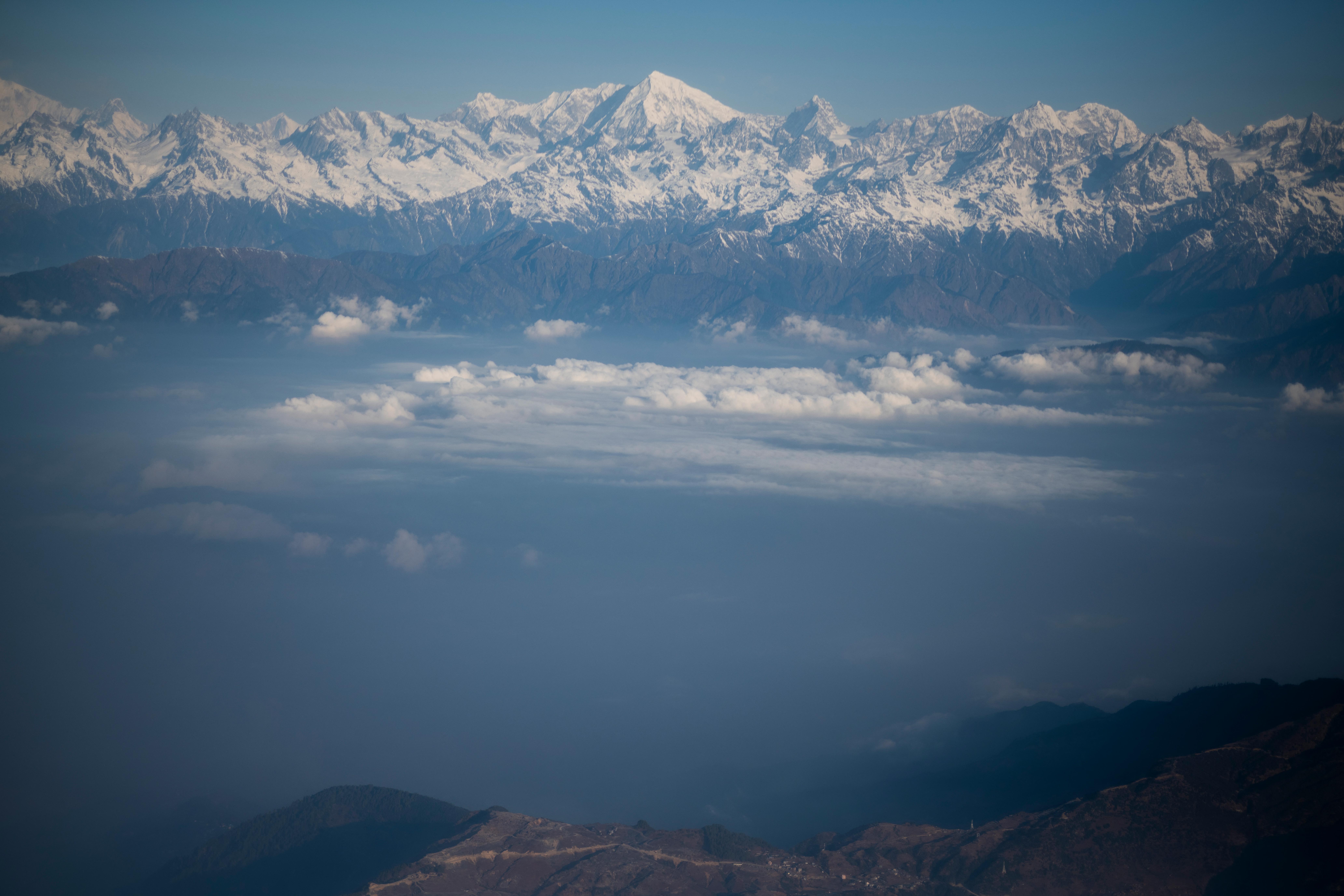 বিনা ফিতে হিমালয়ের ৯৭টি চূড়ায় ওঠার সুযোগ, ৩৬% বাড়ছে এভারেস্টের ফি
