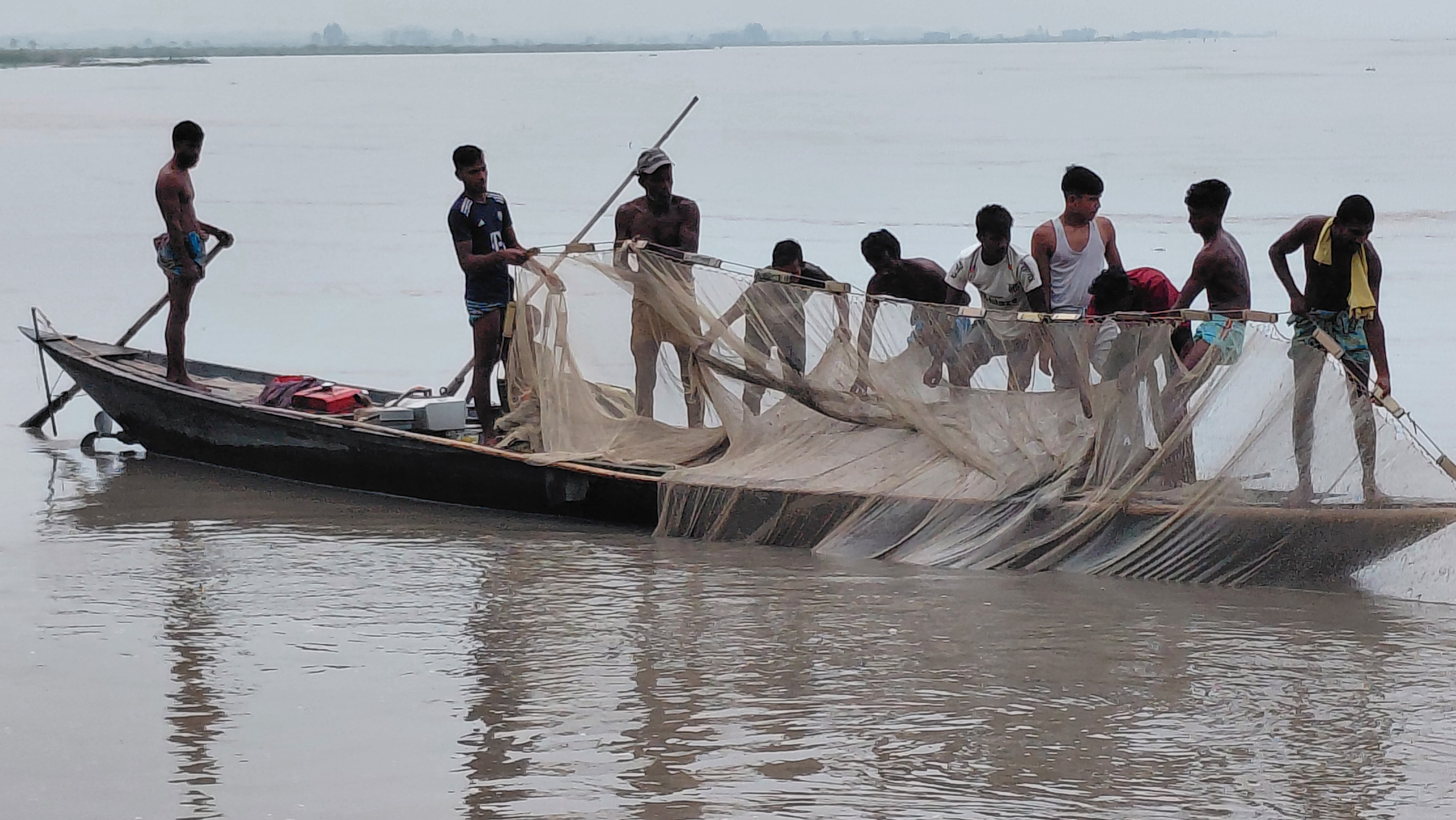 প্রাচুর্যের তিস্তা এখন প্রায় শূন্য, পেশা ছেড়েছেন হাজারো জেলে