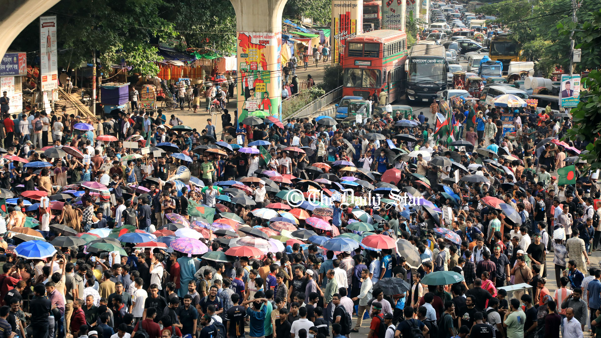 ৩ দাবিতে বুয়েট শিক্ষার্থীদের শাহবাগ অবরোধ