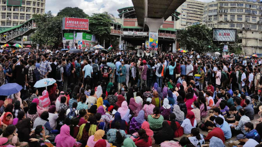 তিন দফা দাবিতে প্রকৌশল বিশ্ববিদ্যালয়ের শিক্ষার্থীদের আজও শাহবাগ অবরোধ