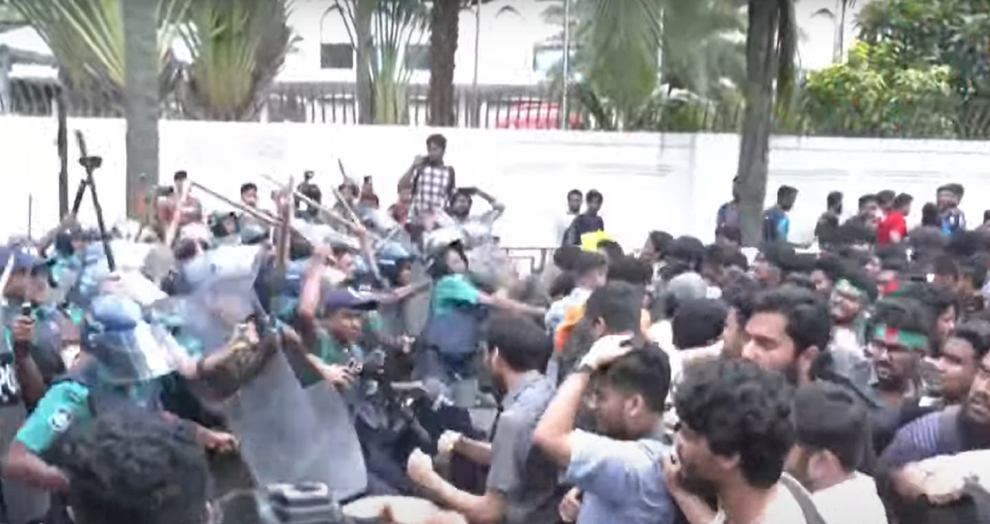 শাহবাগে প্রকৌশল শিক্ষার্থীদের আন্দোলনে পুলিশের লাঠিপেটা, কাঁদানে গ্যাস