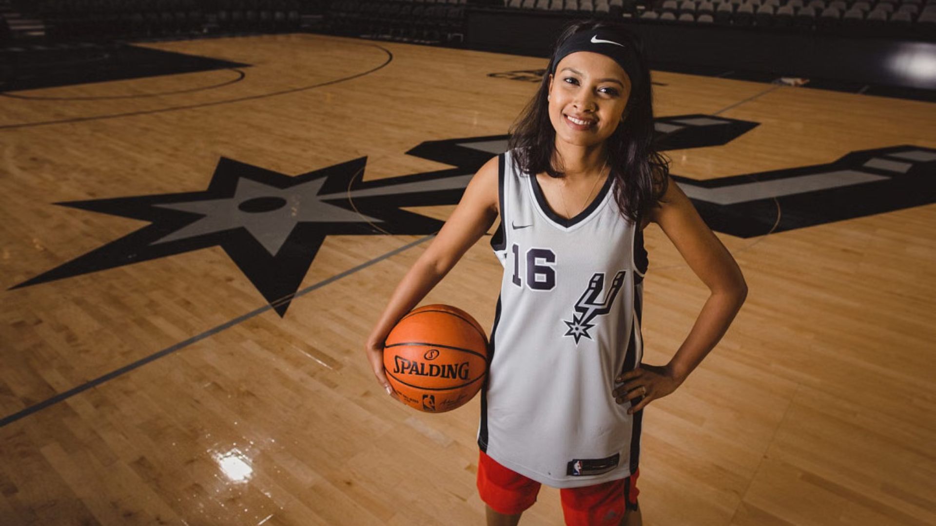 বাস্কেটবল কি মেয়েদের খেলা—যেভাবে বাধা ডিঙিয়ে এগিয়েছেন আশরীন